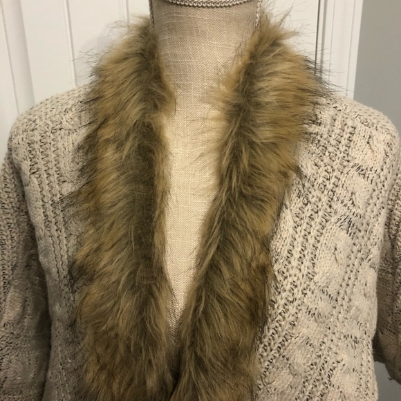 Cream colored knitted open front cardigan with faux fur trim & lace up back; M - Picture 2 of 9